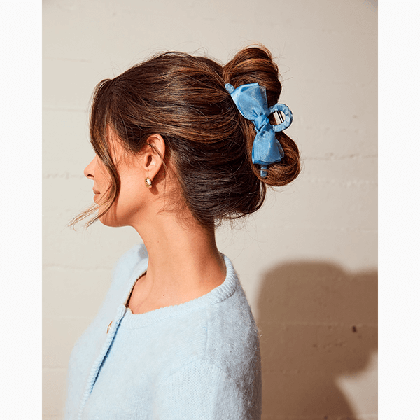 Текстурированные волны, косы, накладная челка и другие тренды причесок уходящего года