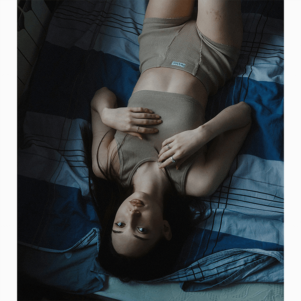 «Постельный фитнес»: 16 упражнений для зарядки в кровати