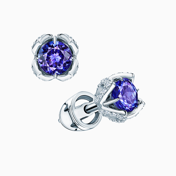 Яркий свитер и украшения с цветными камнями для тех, кто уже устал от серости за окном