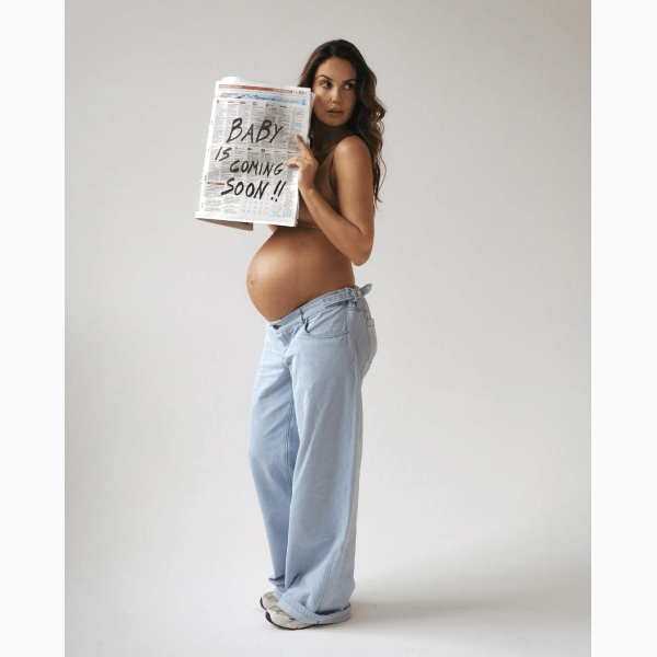 Беременная Агата Муцениеце поделилась откровенными снимками