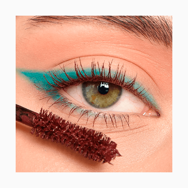 Цветная тушь – недооцененное средство декоративного макияжа, которое вам точно стоит протестировать