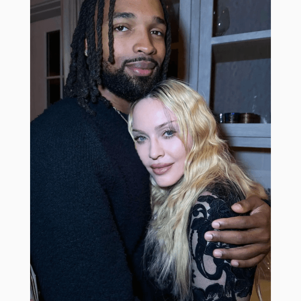 Мадонна спровоцировала слухи о тайной помолвке