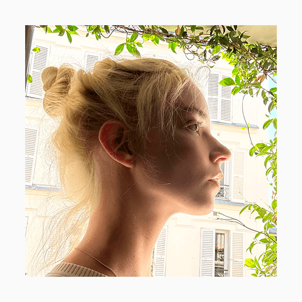 Текстурированные волны, косы, накладная челка и другие тренды причесок уходящего года