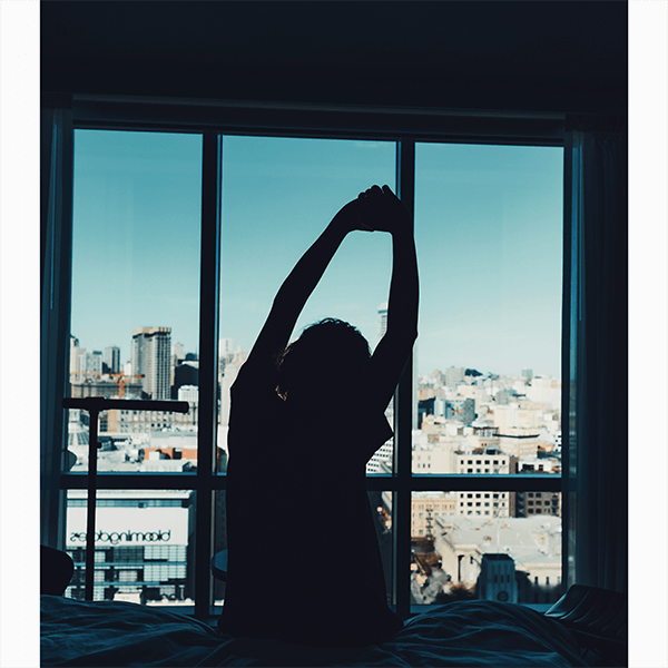 «Постельный фитнес»: 16 упражнений для зарядки в кровати