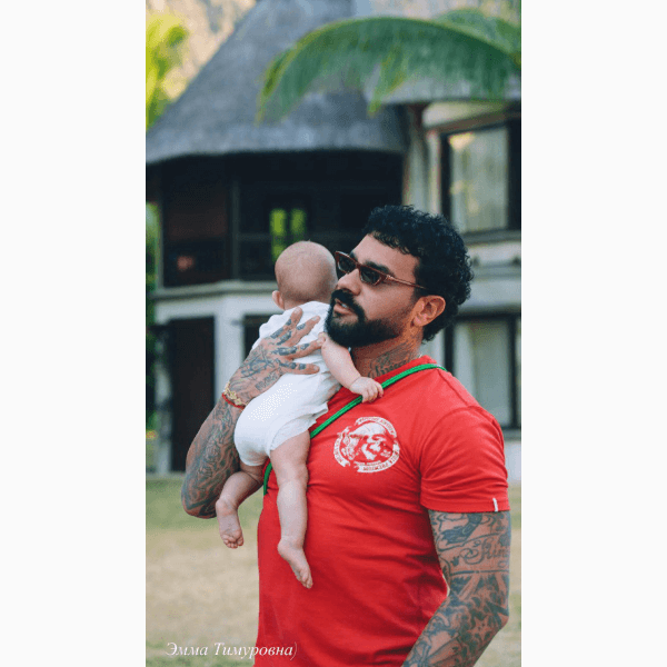 Девушка Тимати показала его редкий снимок с новорожденной дочерью