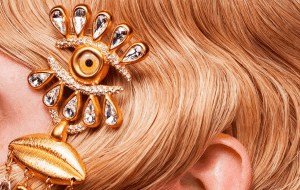 Текстурированные волны, косы, накладная челка и другие тренды причесок уходящего года