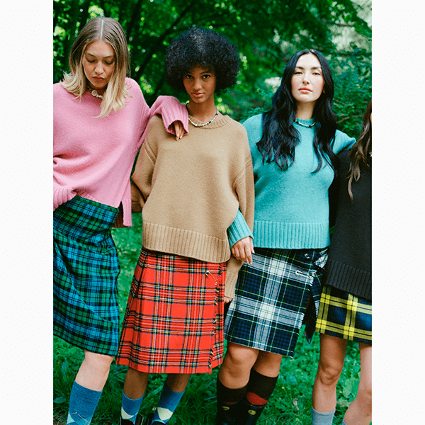 Яркий свитер и украшения с цветными камнями для тех, кто уже устал от серости за окном