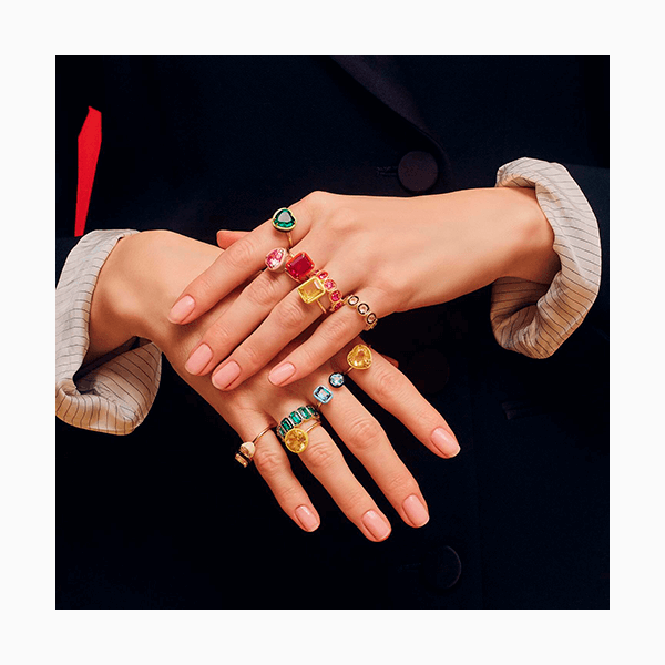 Яркий свитер и украшения с цветными камнями для тех, кто уже устал от серости за окном