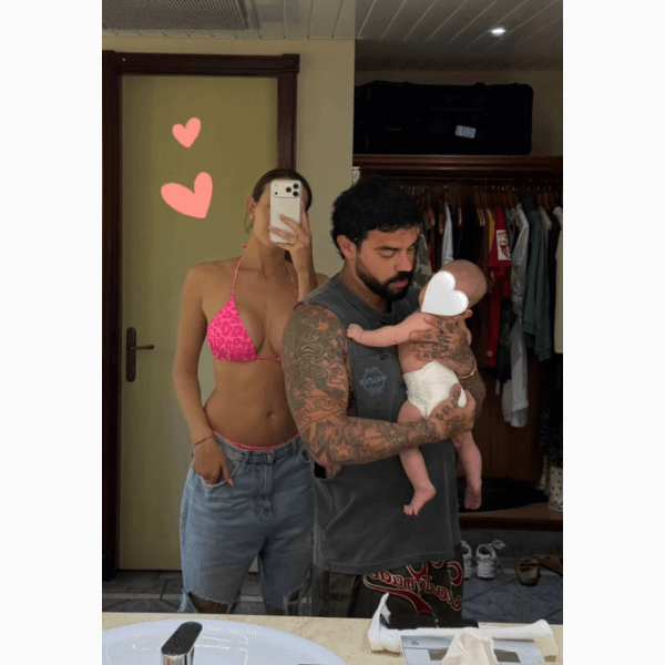 Девушка Тимати показала его редкий снимок с новорожденной дочерью