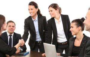 Правила этикета в разных странах мира: 12 необычных примеров