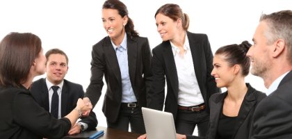 Правила этикета в разных странах мира: 12 необычных примеров