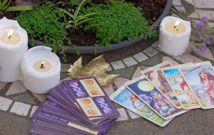 Гадание на чувства мужчины: как гадать на игральных картах, картах таро, зеркальце