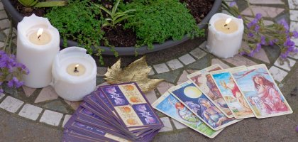 Гадание на чувства мужчины: как гадать на игральных картах, картах таро, зеркальце