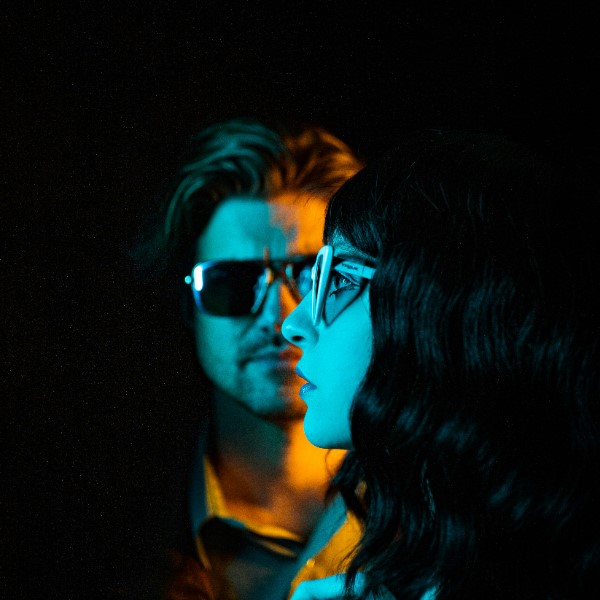 почему мужчина любит но избегает женщину