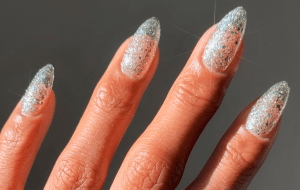 Сияние на кончиках пальцев: 10 вдохновляющих идей новогоднего маникюра с блестками