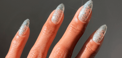 Сияние на кончиках пальцев: 10 вдохновляющих идей новогоднего маникюра с блестками