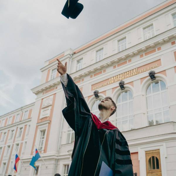 что подарить детям на выпускной