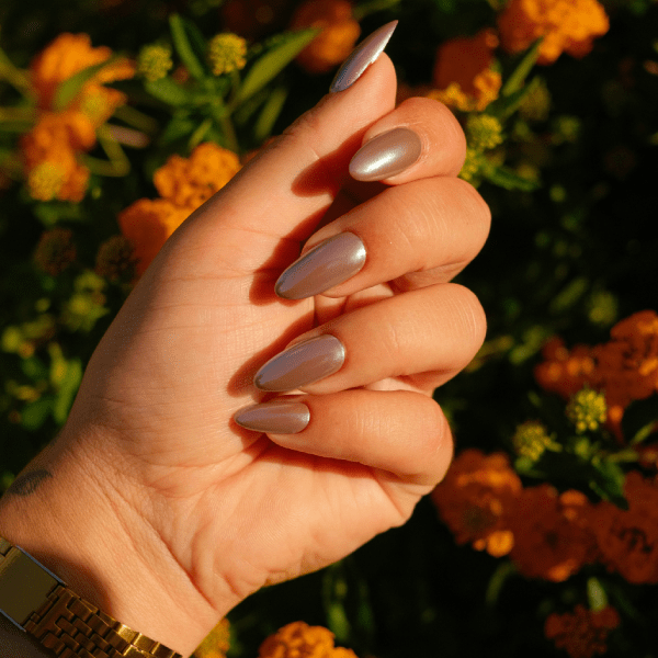 Идеи новогоднего маникюра 2026