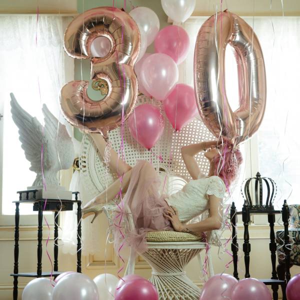 прикольный сценарий на день рождения женщине