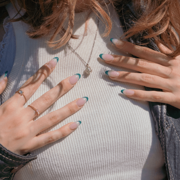 Идеи новогоднего маникюра 2026