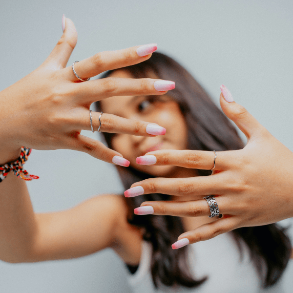 Идеи новогоднего маникюра 2026