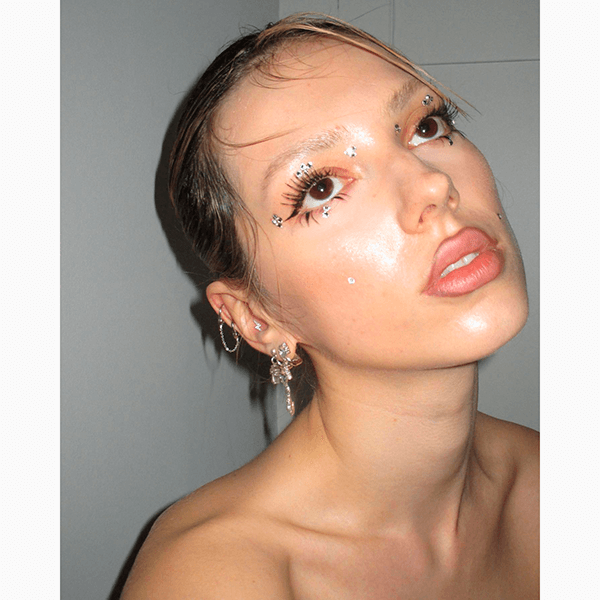 Смелый, дерзкий, праздничный: 7 главных трендов новогоднего макияжа – 2026