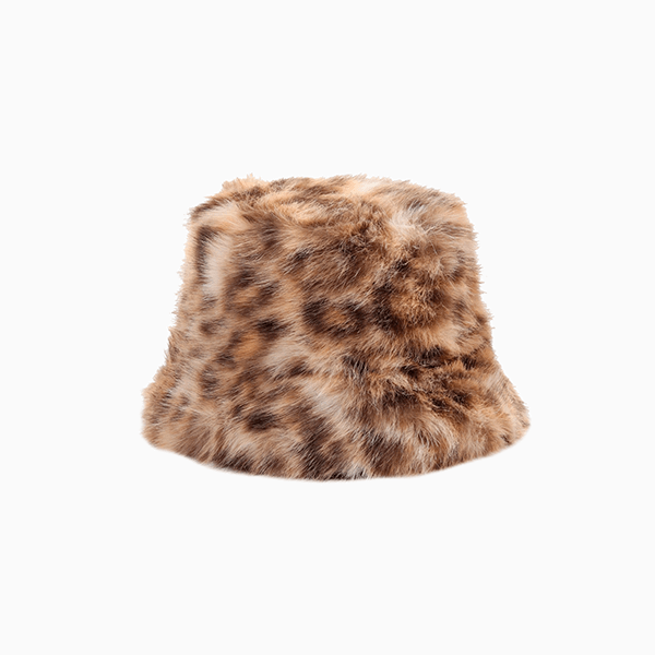 Аксессуары на зиму: шапка-ушанка, меховой шарф, варежки и украшения в стиле русской сказки