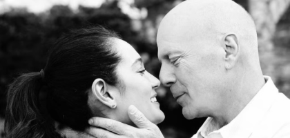 Жена Брюса Уиллиса поделилась, как отпраздновала Рождество с актером