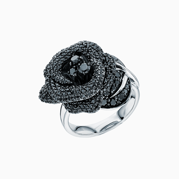 Крупные кольца с цветами – зрелищные украшения для любого праздника или вечеринки