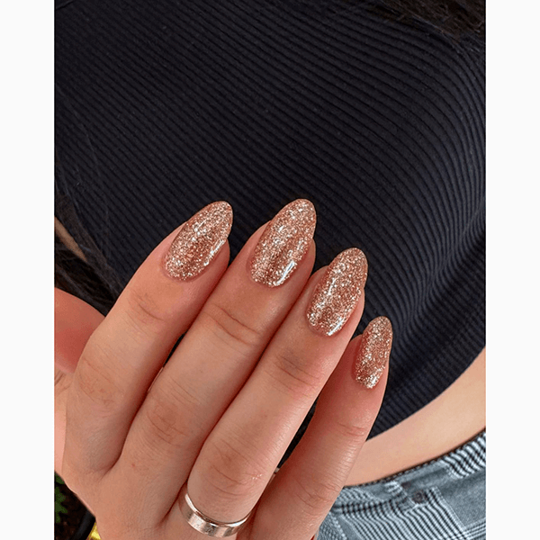 Сияние на кончиках пальцев: 10 вдохновляющих идей новогоднего маникюра с блестками