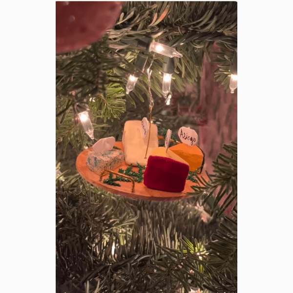 Селена Гомес показала необычную праздничную елку