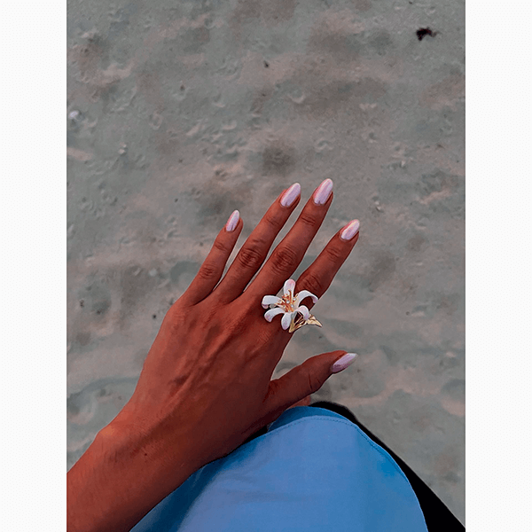 Крупные кольца с цветами – зрелищные украшения для любого праздника или вечеринки