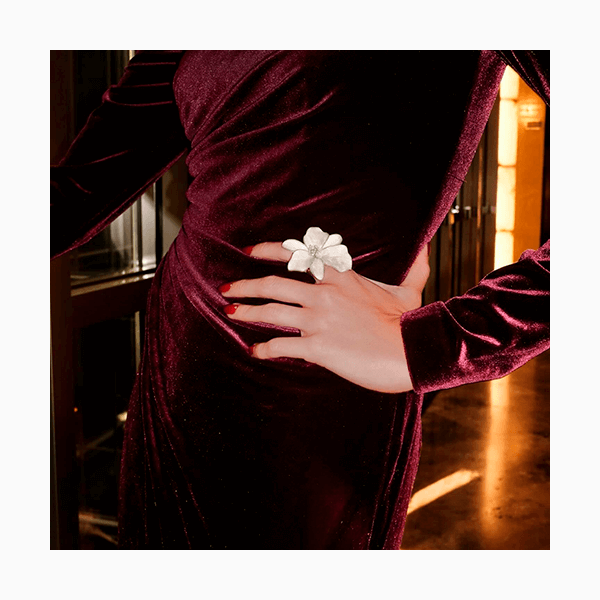 Крупные кольца с цветами – зрелищные украшения для любого праздника или вечеринки