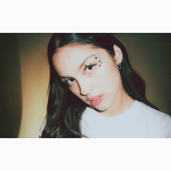 Макияж для новогоднего корпоратива: 8 образов, которые точно произведут впечатление на коллег