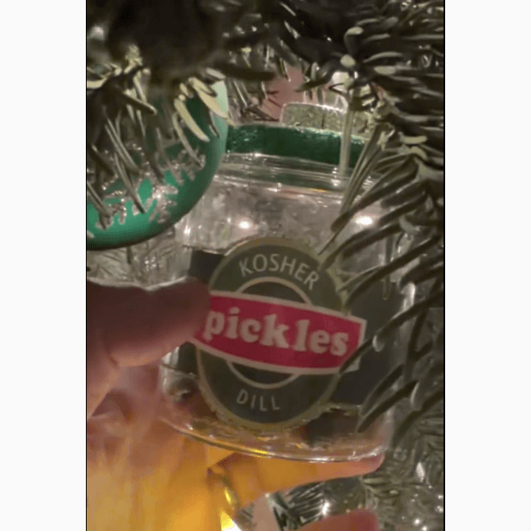 Селена Гомес показала необычную праздничную елку