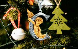 Классная идея для подарка на Новый год – 2026: украшения с буквами и цифрами