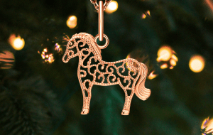 Классная идея для подарка на Новый год – 2026: украшения с символами процветания и изобилия