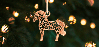 Классная идея для подарка на Новый год – 2026: украшения с символами процветания и изобилия