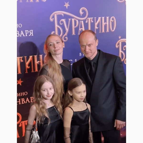 Юра Борисов впервые за долгое время появился на публике с женой и детьми