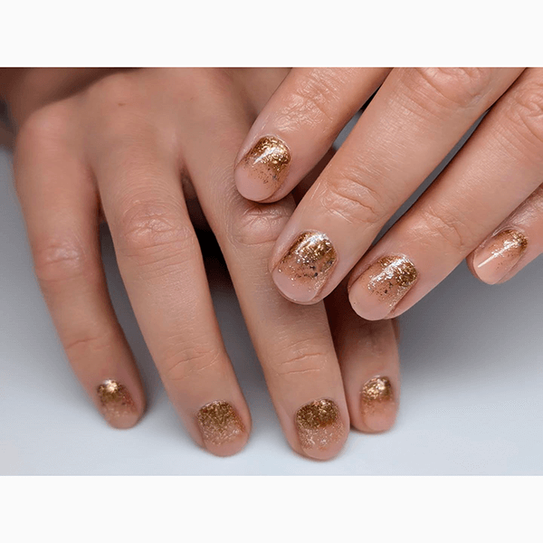 Не только для праздников: маникюр, который будет актуален всю зиму