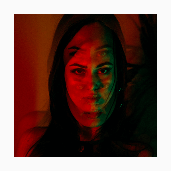 «Миленький ты мой»: какие вредные советы и модели поведения содержатся в известных песнях