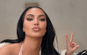 Ким Кардашьян показала фигуру в нижнем белье