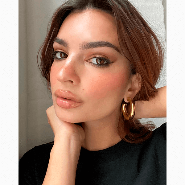 Приглушенные смоки, френч на губах, декор для ресниц и другие тренды макияжа зимы-2026