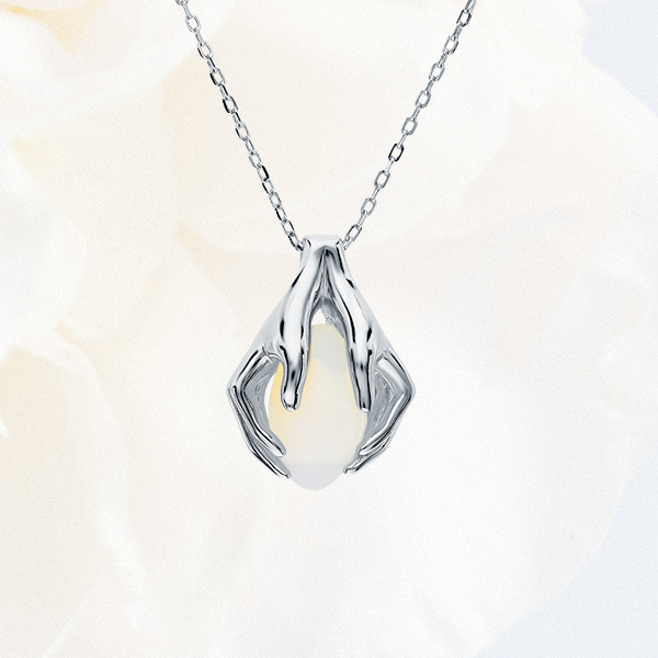 Какие камни и символы в украшениях притягивают любовь?