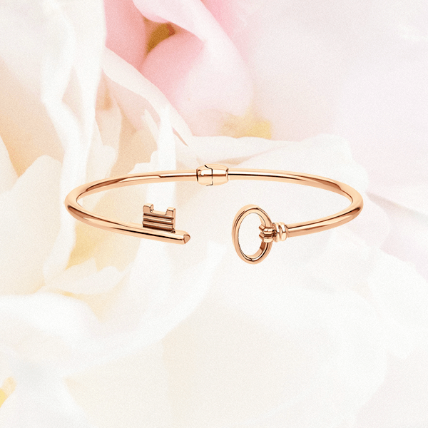 Какие камни и символы в украшениях притягивают любовь?