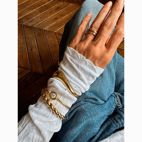 Носите браслеты поверх рукавов – зимой это смотрится очень стильно