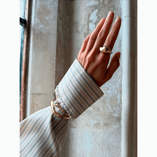 Носите браслеты поверх рукавов – зимой это смотрится очень стильно