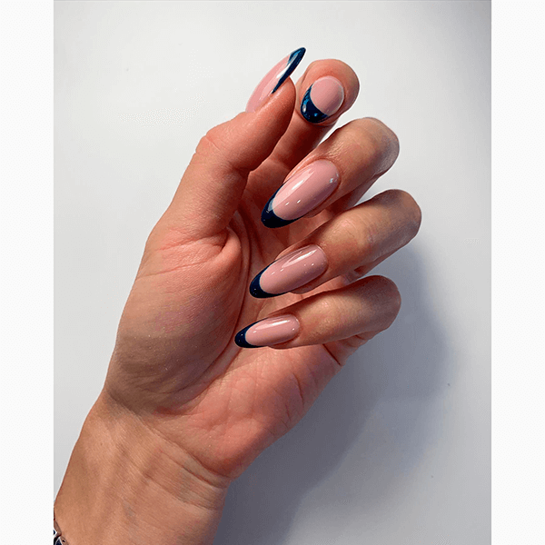 Не только для праздников: маникюр, который будет актуален всю зиму