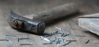 Забивать гвозди