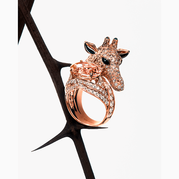 Этой зимой вам не обойтись без коктейльных колец с цветными камнями, как у Fendi